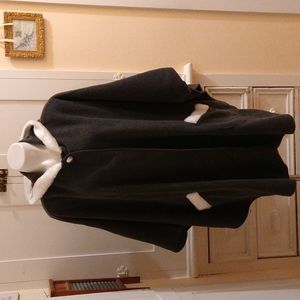 NWT Le Moda gray and white fleece cape OS